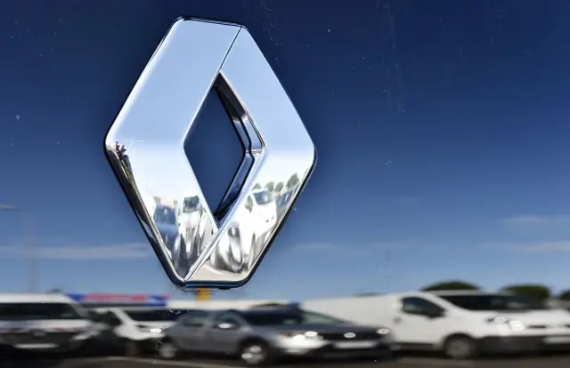 Renault logo with blurred cars behind