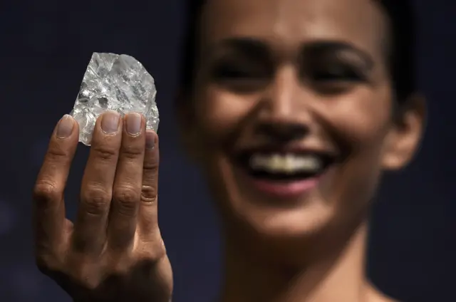 Lesedi La Rona diamond held by model