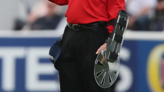 Bruce Oxenford and his umpire device