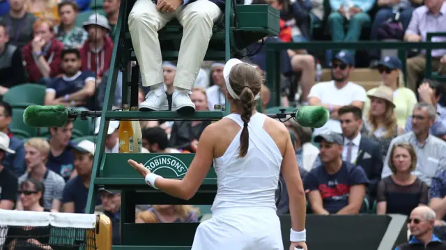 Johanna Konta talks to the umpire