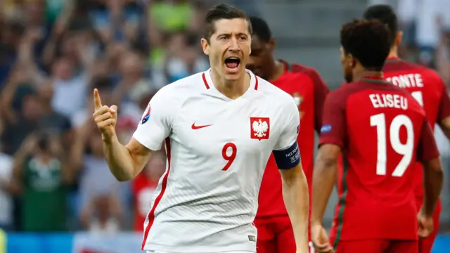 Robert Lewandowski celebrates