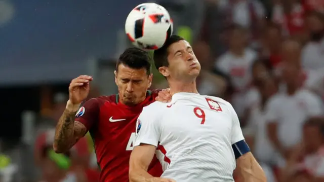 Robert Lewandowski challenges Jose Fonte