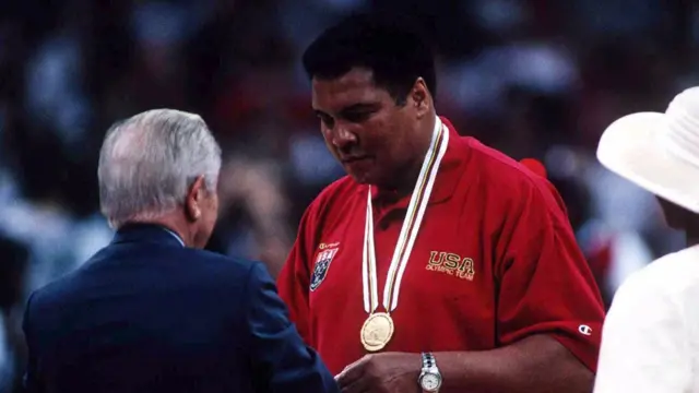 Ali receiving his replacement gold medal