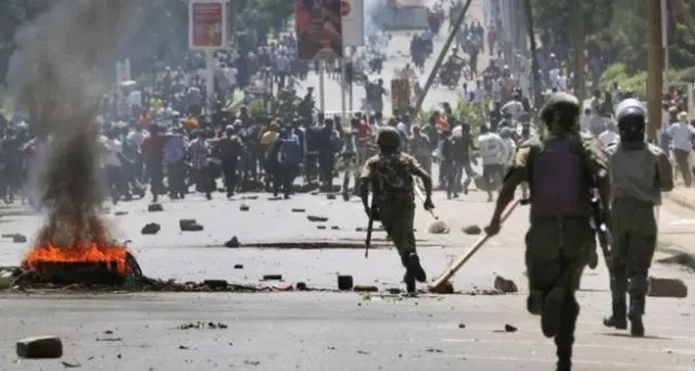 Police chase protesters in Kisumu, Kenya - 2016