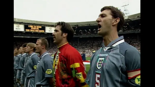 Tony Adams sings anthem