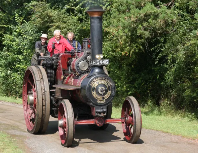 Steam traction engine