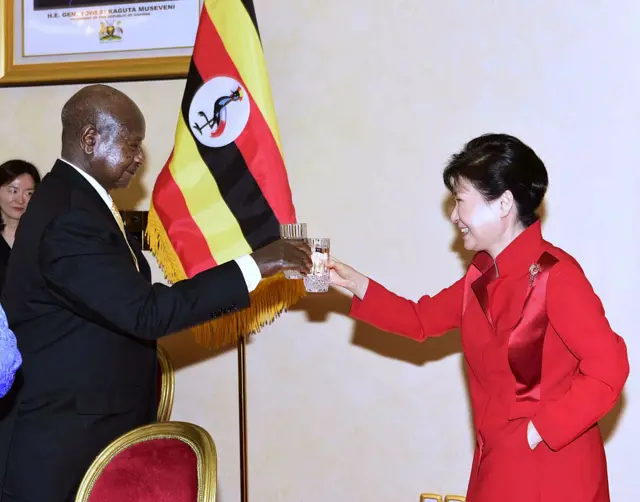 South Korea's President Park Geun-Hye (R) drinks a toast with Uganda's President Yoweri Museveni (L)