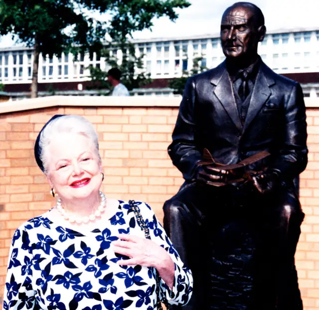 Olivia de Havilland in front of statue of Sir Geoffrey de Havilland