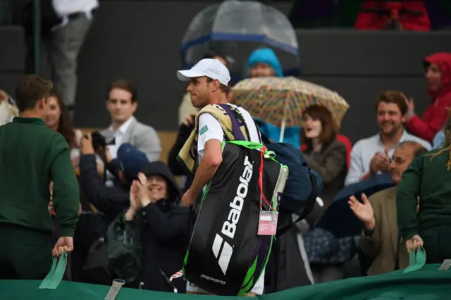 Sam Querrey leaves court due to rain