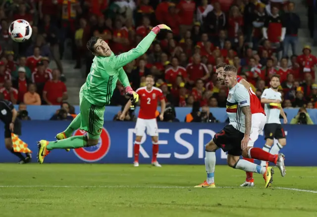 Sam Vokes heads past Thibaut Courtois