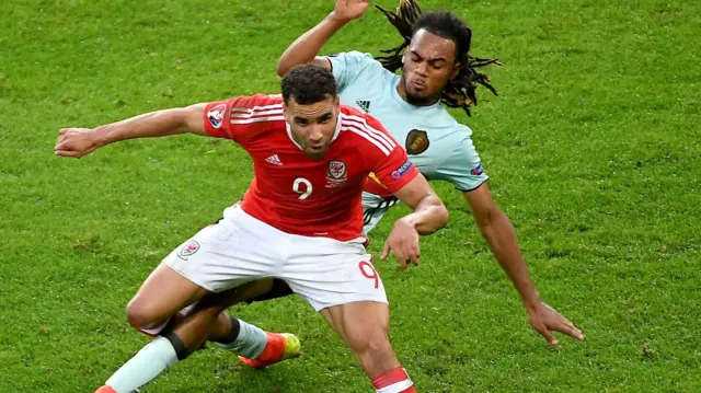 Hal Robson-Kanu, Jason Denayer