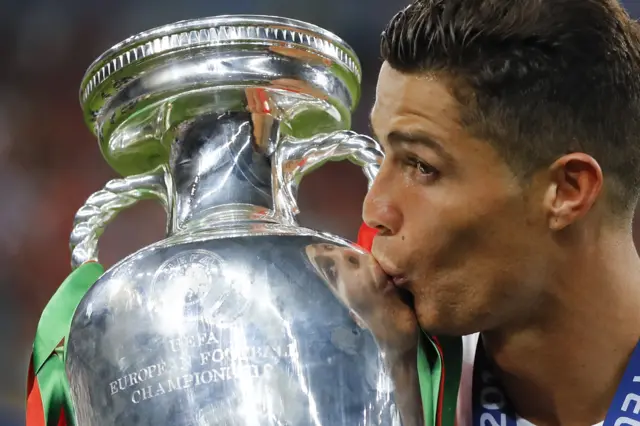 Cristiano Ronaldo kisses the trophy