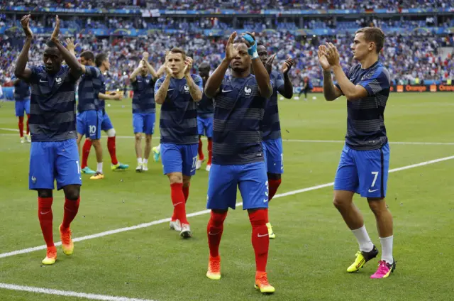 France players warm up