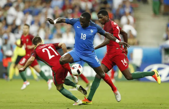 Moussa Sissoko beats Cedric Soares