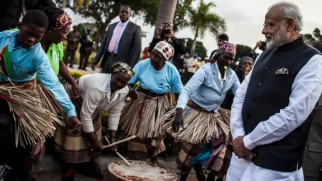 Mr Modi entertained by drummers