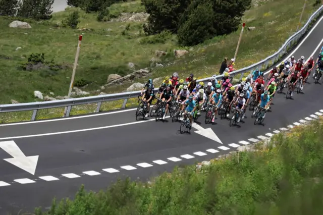 The peloton lead the chase