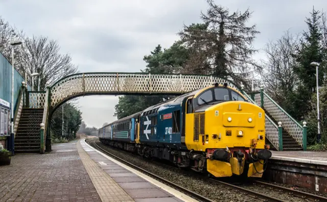 37401 Mary Queen of Scots