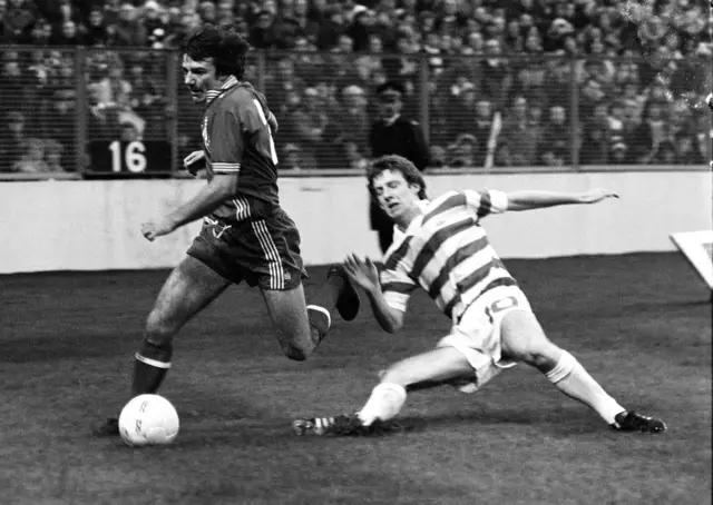 Aberdeen's Stewart Kennedy (left) gets past Tommy Burns