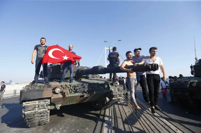 Turkish protesters on tank