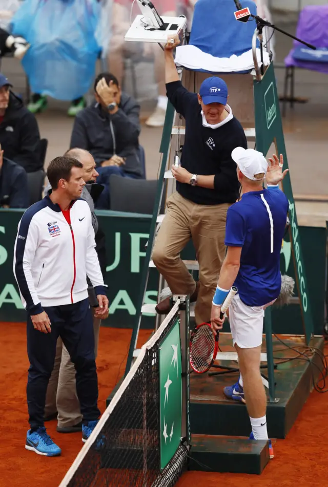 Kyle Edmund disputes with Umpire