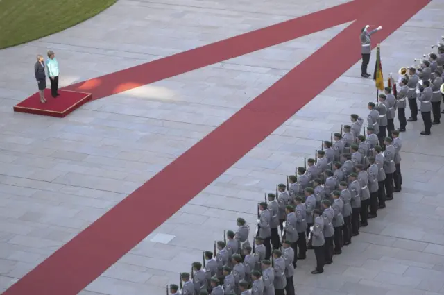 Theresa May receives ceremonial welcome in Berlin