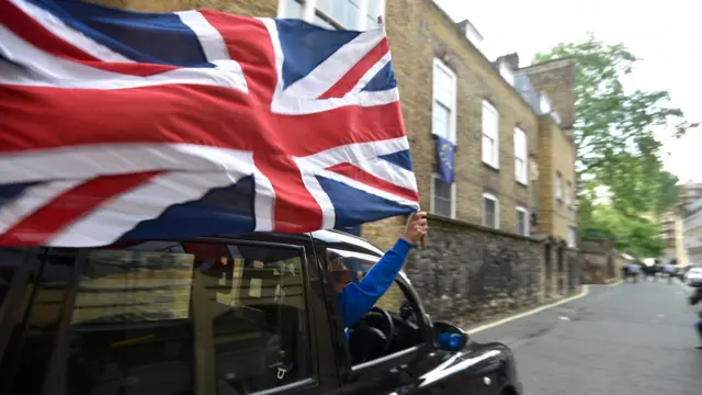 Union Jack cab