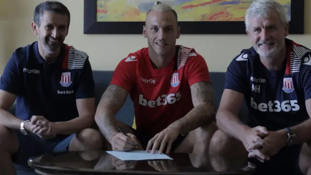 Marko Arnautovic alongside Tony Scholes and manager Mark Hughes