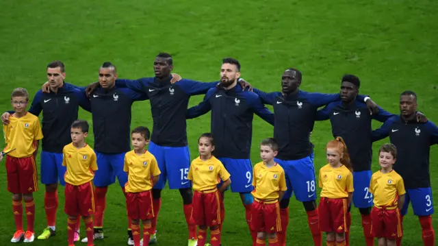 France sing the national anthem