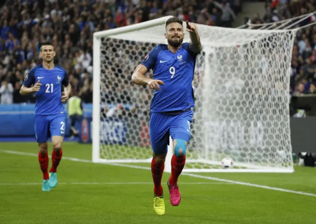 Olivier Giroud celebrates