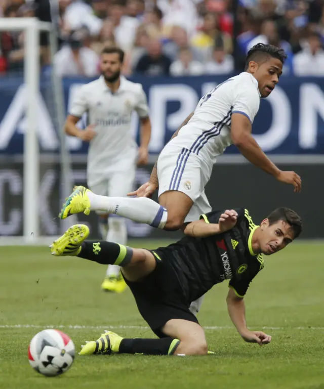 Oscar tackles Mariano Diaz