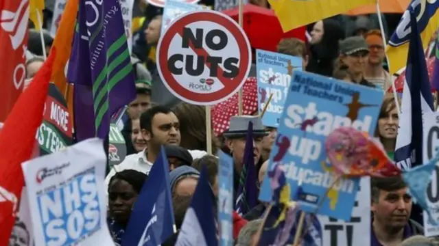 NUT members with placards