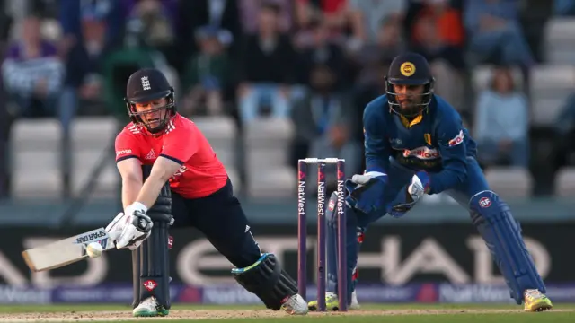 Eoin Morgan hits a reverse sweep