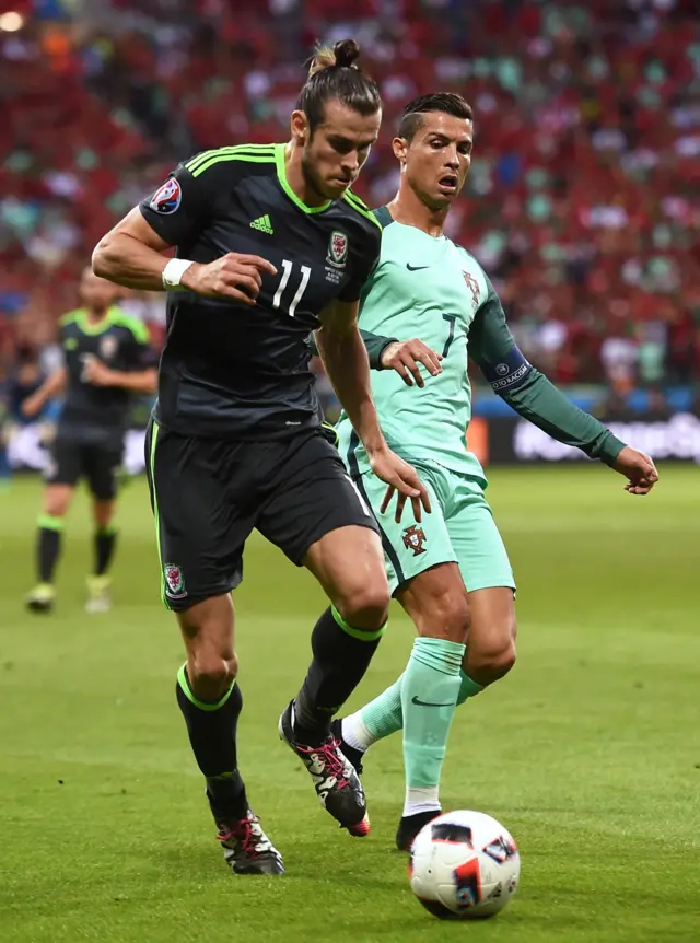 Gareth Bale beats Cristiano Ronaldo