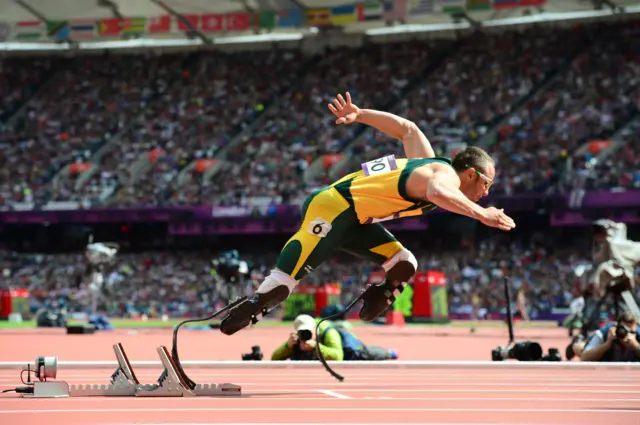 Oscar Pistorius running on his prothestics