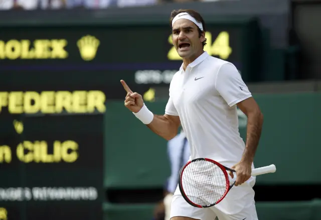 Federer wins second set