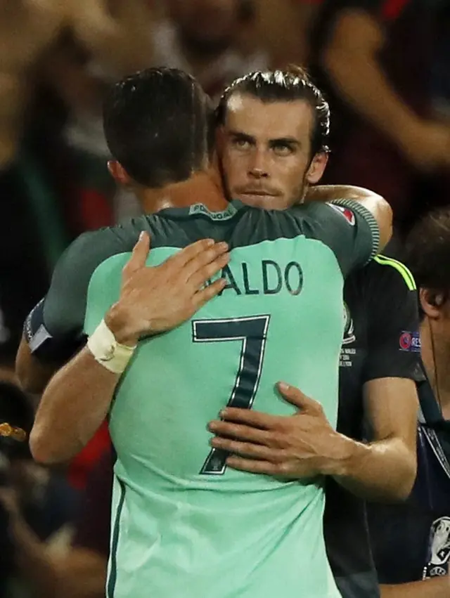 Cristiano Ronaldo consoles Gareth Bale