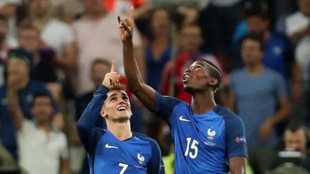 Antoine Griezmann and Paul Pogba celebrate