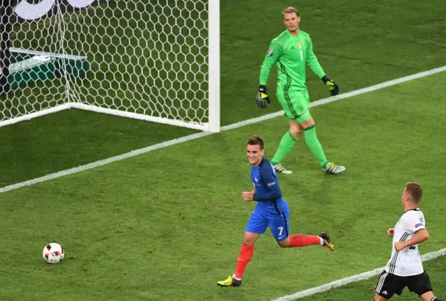 Antoine Griezmann scores