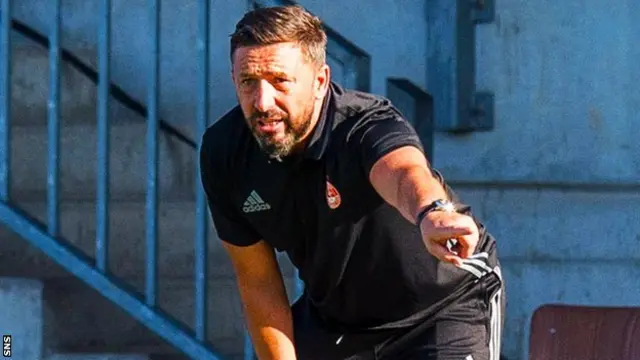 Derek McInnes makes a point to his Aberdeen team against Fola Esch