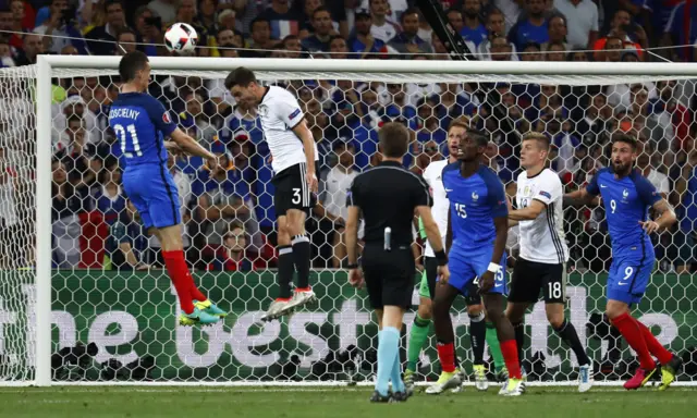 Laurent Koscielny heads over
