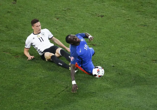 Julian Draxler fouls Moussa Sissoko