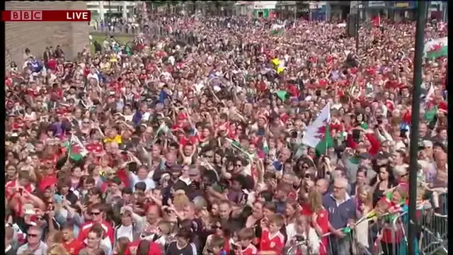 Crowds at Cardiff Castle