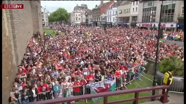 crowds at Cardiff Castle