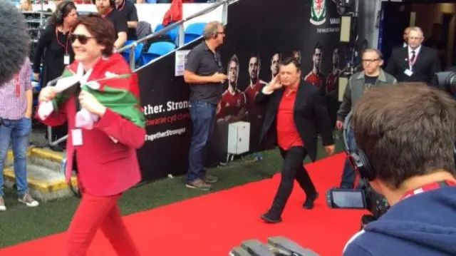 Nicky Wire dressed to impress for the occasion with a red suit and Welsh flag