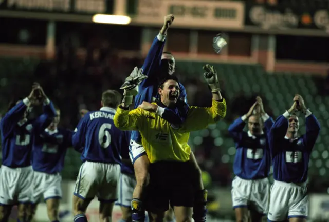 St Johnstone celebrate their 1998 win over Hearts