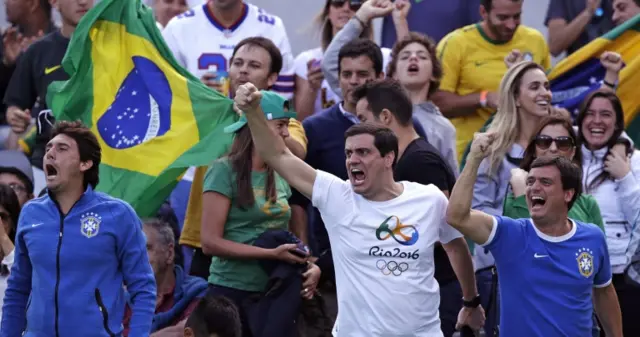 Fans cheer for Thomaz Bellucci,