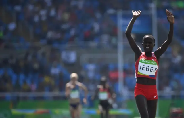 Ruth Jebet crossing the line