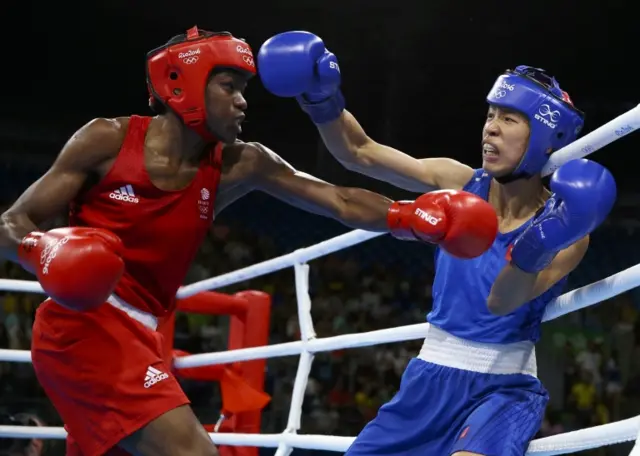 Nicola Adams (GBR) of Britain and Ren Cancan