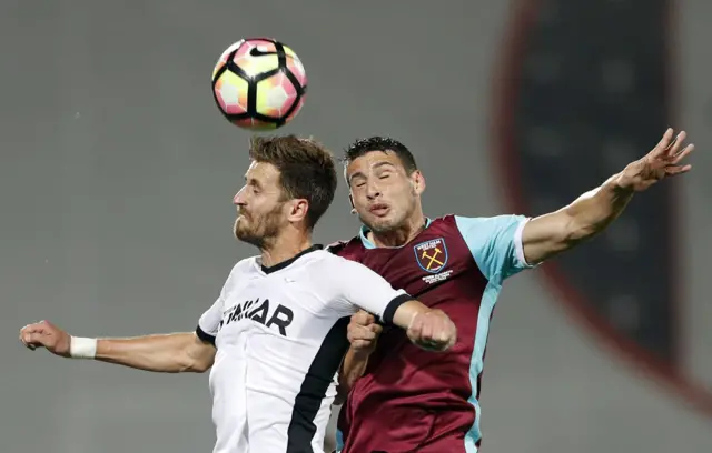 Jonathan Calleri battles