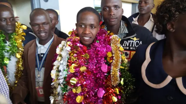 ruth jebet with a garland of flowers round her neck